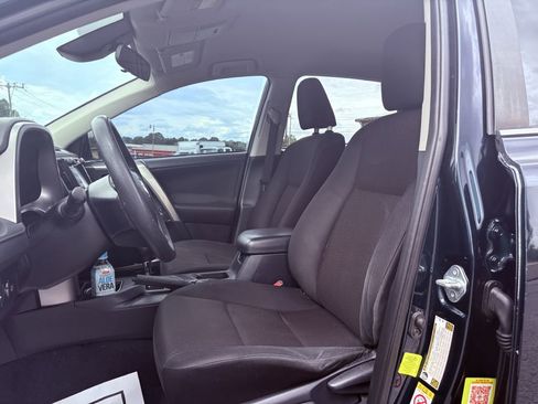 Used 2018 Toyota RAV4 LE FWD image 11