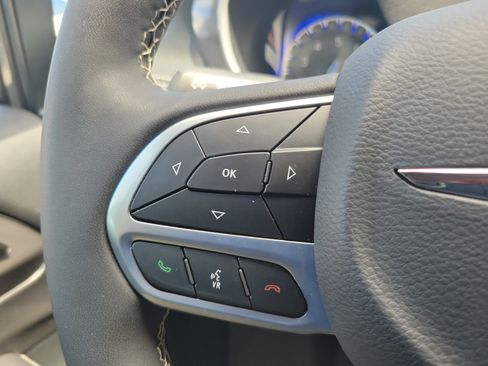 Used 2025 Chrysler Pacifica Select FWD image 18