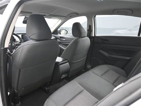 Used 2024 Nissan Altima 2.5 SV image 2