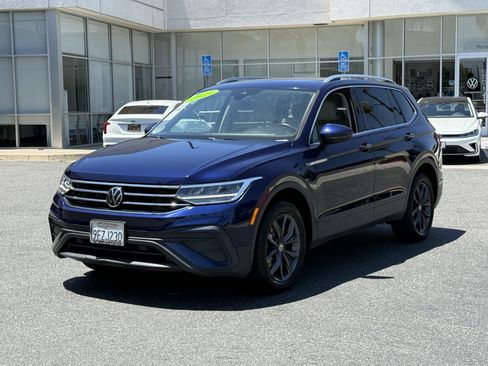 Used 2023 Volkswagen Tiguan SE w/ Panoramic Sunroof Package FWD image 4