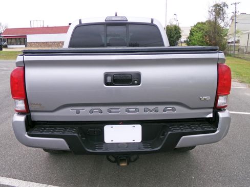 Used 2016 Toyota Tacoma TRD Sport w/ Towing Package AWD/4WD image 3