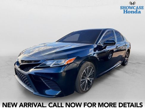 Used 2018 Toyota Camry SE FWD image 2