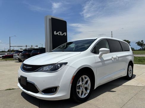 Used 2020 Chrysler Pacifica Touring w/ Tire & Wheel Group FWD image 1