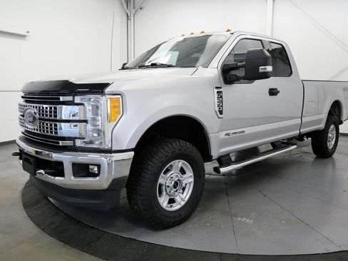 Used 2017 Ford F250 XLT w/ XLT Value Package AWD/4WD image 3