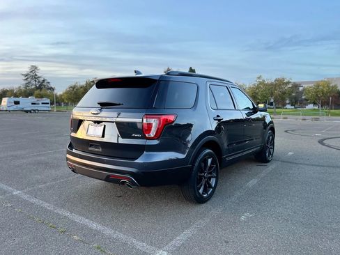 Used 2017 Ford Explorer XLT image 5