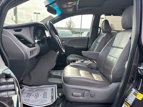 Used 2017 Toyota Sienna XLE image 14