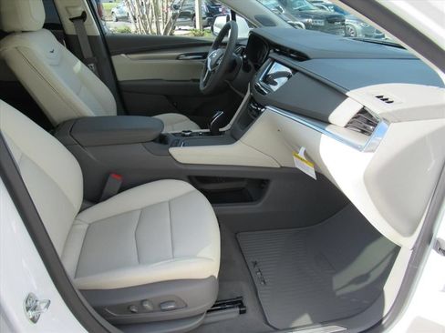 New 2026 Cadillac XT5 Premium Luxury w/ Driver Assist Package FWD image 9