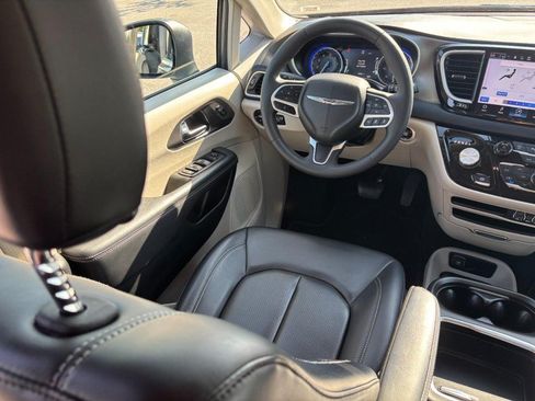 Used 2023 Chrysler Pacifica Touring-L FWD image 13