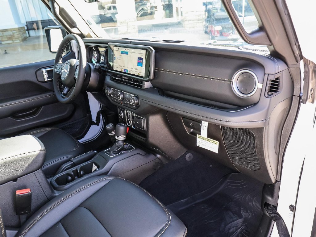 Used 2025 Jeep Gladiator Mojave AWD/4WD image 13