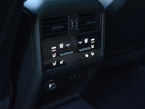 Certified 2025 Porsche Cayenne E-Hybrid Coupe AWD/4WD image 23