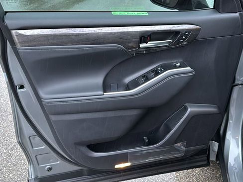 New 2026 Toyota Highlander Platinum AWD/4WD image 13