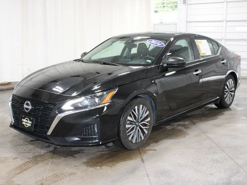 Used 2024 Nissan Altima 2.5 SV FWD image 4