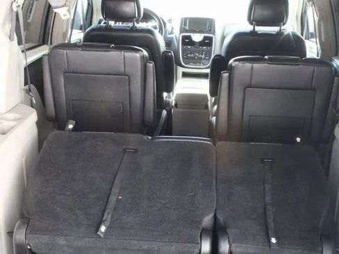 Used 2015 Chrysler Town & Country Touring image 40