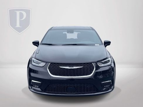 New 2026 Chrysler Pacifica Select image 3