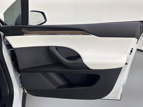 Used 2022 Tesla Model X image 48