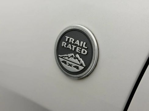 Used 2017 Jeep Grand Cherokee Overland w/ Jeep Active Safety Group AWD/4WD image 5