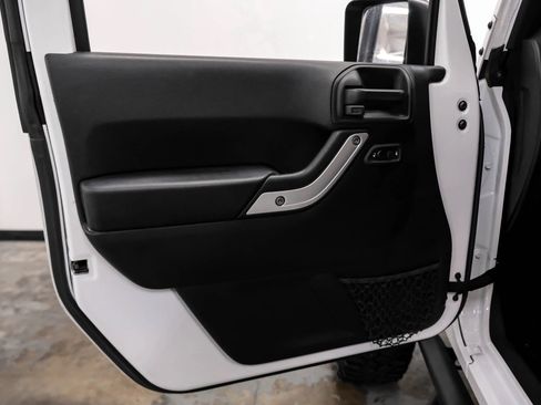 Used 2018 Jeep Wrangler Sahara w/ Connectivity Group AWD/4WD image 28