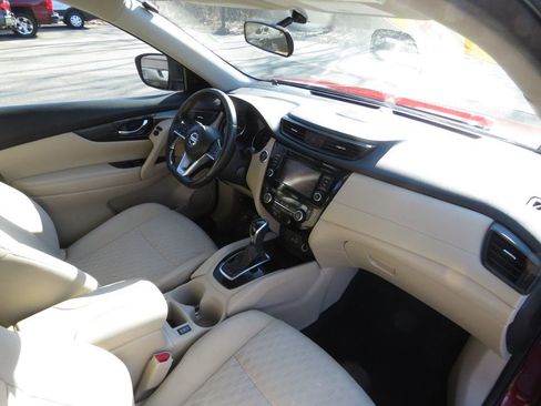 Used 2018 Nissan Rogue SV w/ Sun & Sound Touring Package image 14