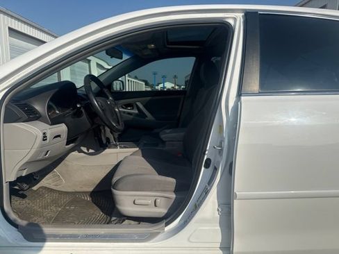 Used 2011 Toyota Camry SE w/ SE Extra-Value Pkg #1 FWD image 4