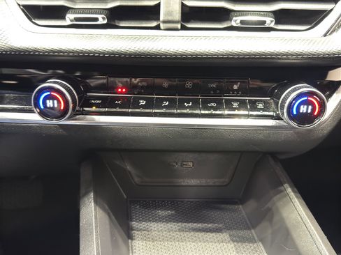 Used 2025 Chevrolet Equinox LT w/ Convenience Package II image 31