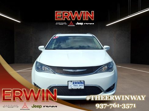 Used 2017 Chrysler Pacifica Touring-L FWD image 2