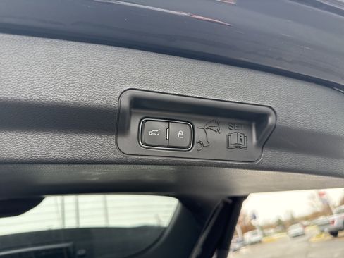 Used 2022 Ford Explorer XLT w/ Equipment Group 202A image 9