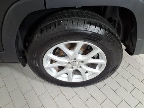 Used 2018 Jeep Cherokee Latitude Plus w/ Cold Weather Group AWD/4WD image 8