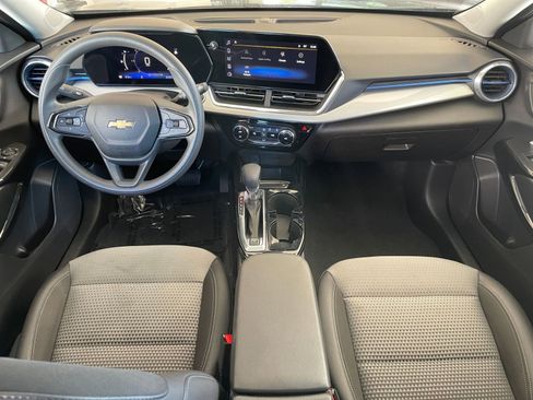 Used 2025 Chevrolet Trax LT image 31