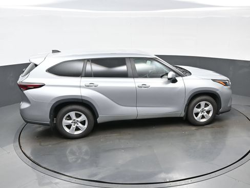 Used 2024 Toyota Highlander LE AWD/4WD image 42