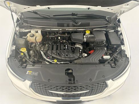 Used 2023 Chrysler Pacifica Touring-L FWD image 34