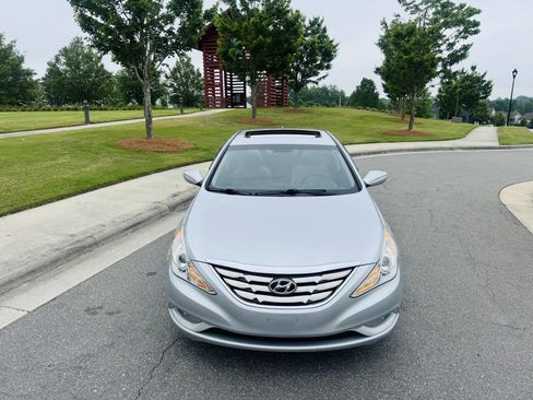 Used 2012 Hyundai Sonata SE w/ Navigation & Sunroof Pkg FWD image 2