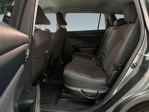 Used 2022 Toyota Highlander LE FWD image 12