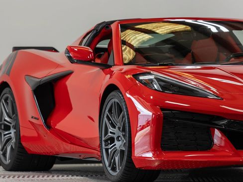 Used 2025 Chevrolet Corvette Z06 RWD image 2