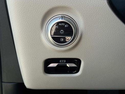 Used 2025 Mercedes-Benz C 300 Sedan image 21
