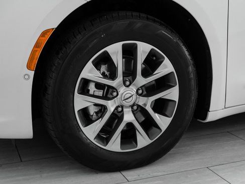 Used 2023 Chrysler Pacifica Pinnacle image 48