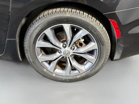 Used 2017 Chrysler Pacifica Limited w/ UConnect Theater Package FWD image 35