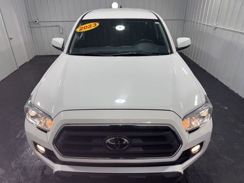 Used 2023 Toyota Tacoma SR5 w/ Technology Package image 5