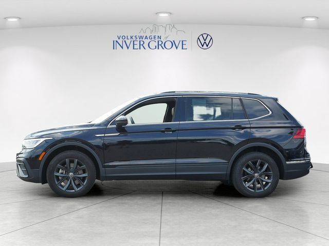 Certified 2024 Volkswagen Tiguan SE w/ Panoramic Sunroof Package AWD/4WD image 4