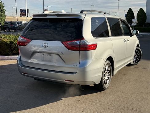 Used 2020 Toyota Sienna XLE image 5