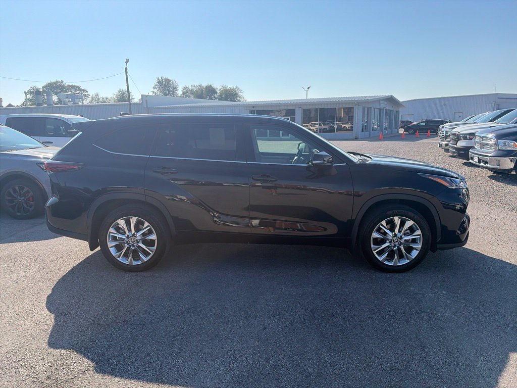 Used 2024 Toyota Highlander Limited AWD/4WD image 7