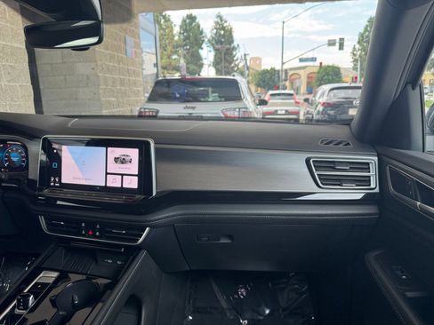 Used 2025 Volkswagen Atlas Cross Sport SE image 35