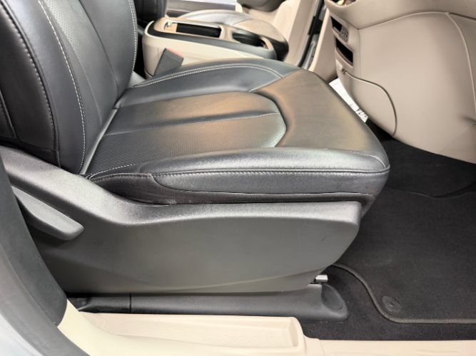 Used 2024 Chrysler Pacifica Limited FWD image 31