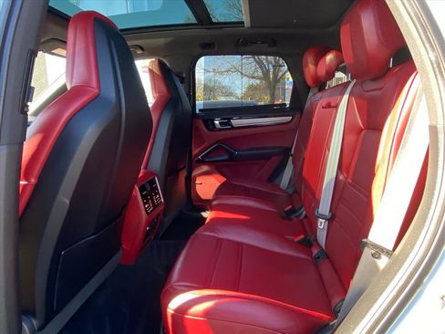 Used 2023 Porsche Cayenne Platinum Edition image 18