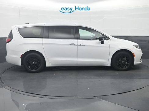 Used 2025 Chrysler Pacifica Select FWD image 8