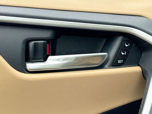 Used 2021 Toyota RAV4 XLE Premium image 13