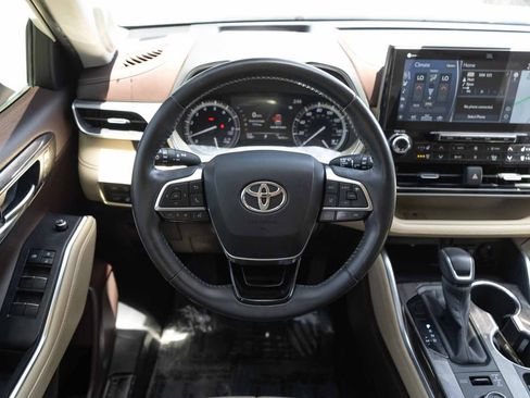 Used 2020 Toyota Highlander Platinum AWD/4WD image 18