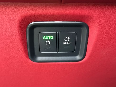 Certified 2025 Porsche Cayenne Turbo AWD/4WD image 31