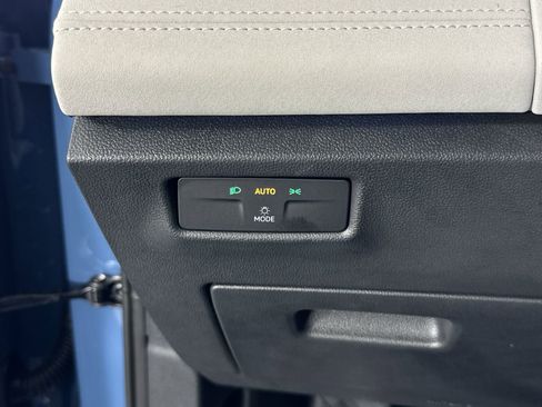 Used 2025 Volkswagen Tiguan SE image 15