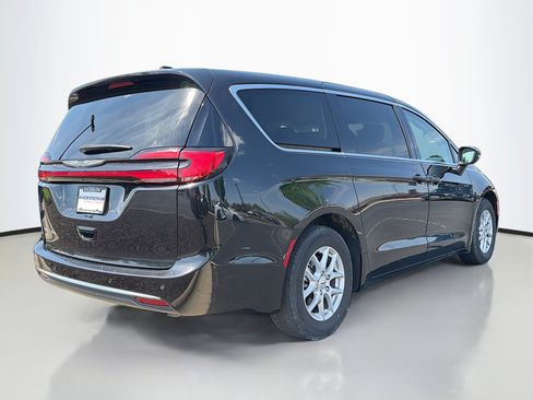 Used 2023 Chrysler Pacifica Touring-L FWD image 2