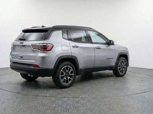 Used 2025 Jeep Compass Trailhawk AWD/4WD image 9